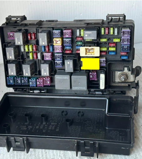 Caja de fusibles para Town&country seis cilindros 04692335AI